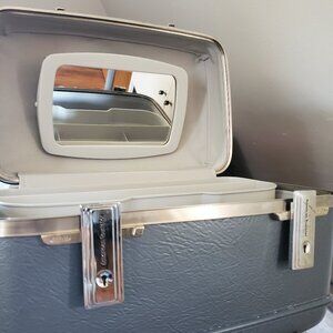 American Tourister Travelling Cosmetic Case